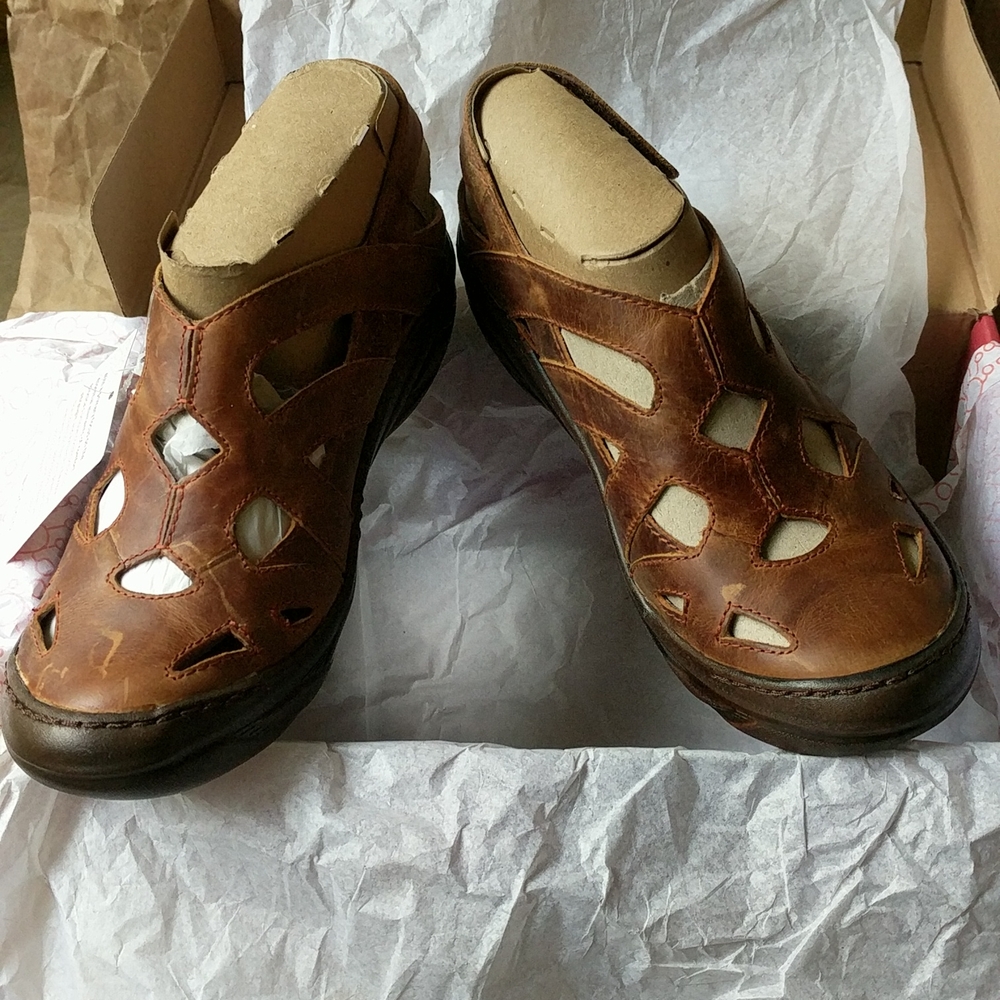 Bionica Women's MacLean Almond Tan Closed-Toe Slingback Sport Leather Sandal 6M